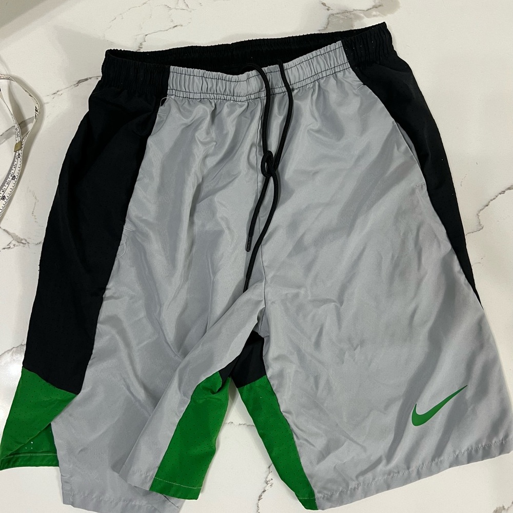 ⭐️ Men’s Nike Super Light Weight Shorts Size Small